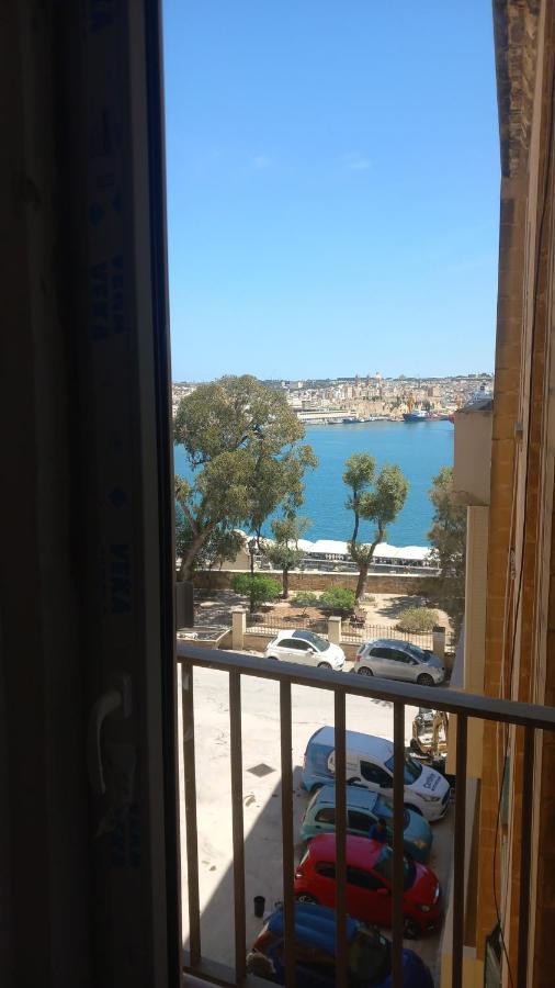 Вилла Door Nine -Townhouse With Harbour Views Флориана Экстерьер фото